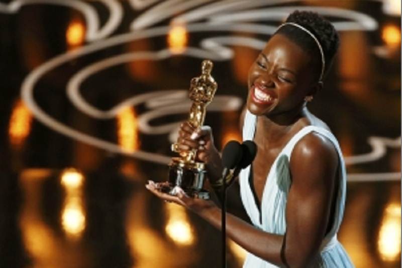 Lupita Nyong’o vence a Jennifer Lawrence en los Oscar