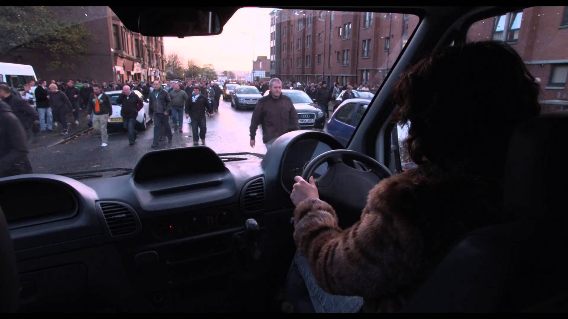 Under the Skin | Clip, Scarlett Johansson da un paseo