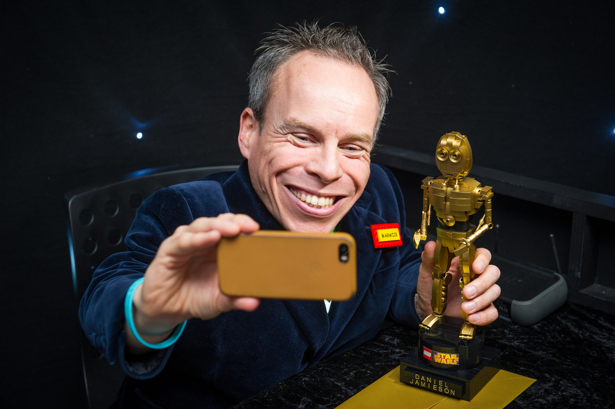 Warwick Davis sí aparecerá en Star Wars: Episodio VII