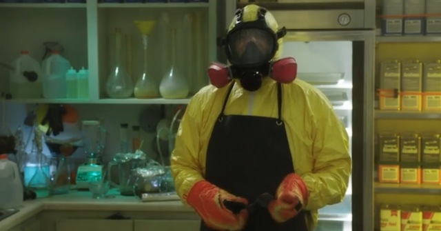 Clip de Una Pareja + Tonta revela sorprendente cameo