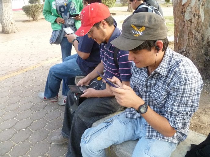 Mexicanos jugando Pokémon