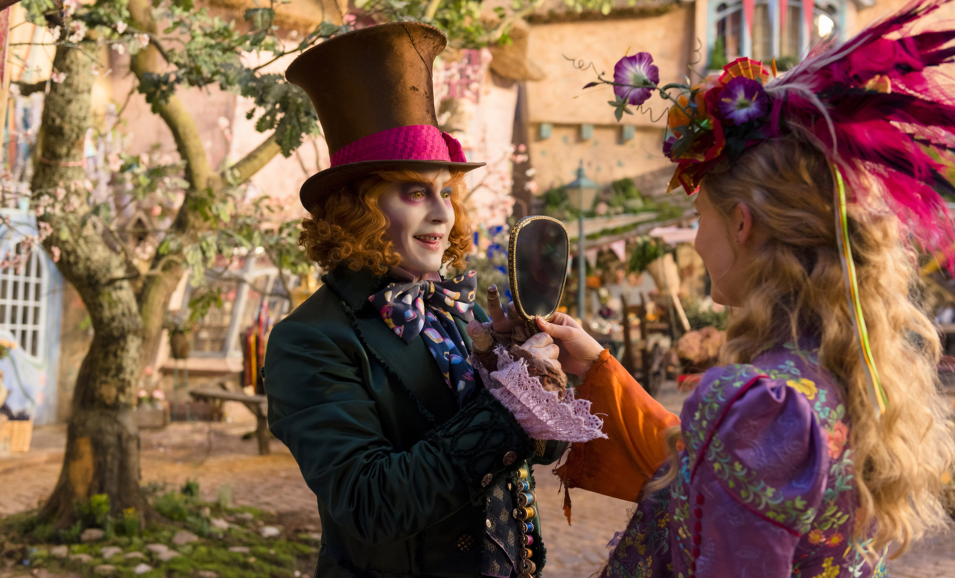 Alicia se encuentra con un joven Sombrero Loco en la película Alicia a Través del Espejo.